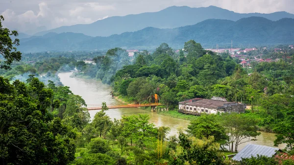 Nam Song rivier in Vang Vieng, Laos. Viwe van Chang grot — Stockfoto