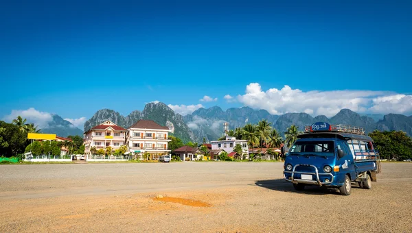 Paisaje surrealista junto al río Song en Vang Vieng, Laos —  Fotos de Stock