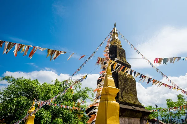 Pagoda binda upp flaggan med himmel bakgrund — Stockfoto
