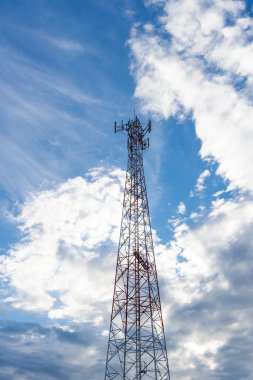 Cep telefonu iletişim anten Kulesi mavi gökyüzü ve c ile