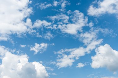 Bulutlu mavi gökyüzü