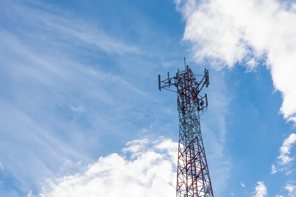 Torre de la antena de la comunicación del teléfono móvil con el cielo azul y c —  Fotos de Stock