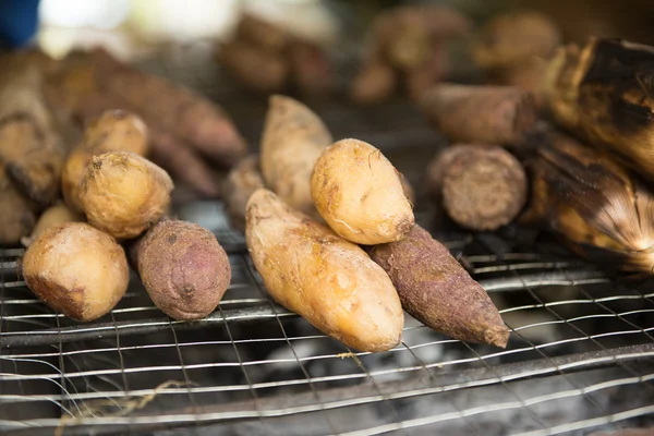 Batata a la parrilla en carbón — Foto de Stock