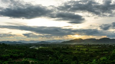 Dağ tepelerinde renkli günbatımı