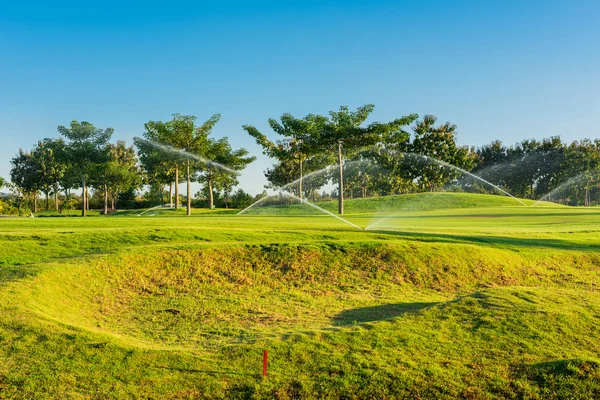 Bewässerung im Golfplatz — Stockfoto