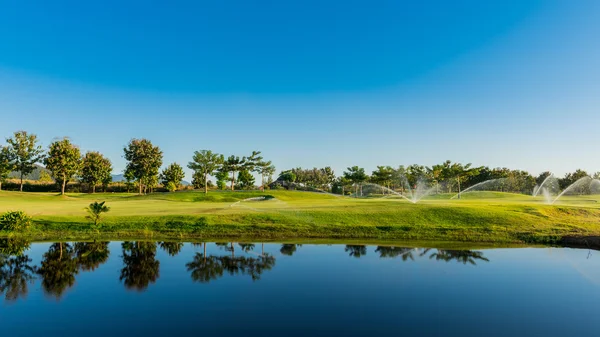 Bewässerung im Golfplatz — Stockfoto