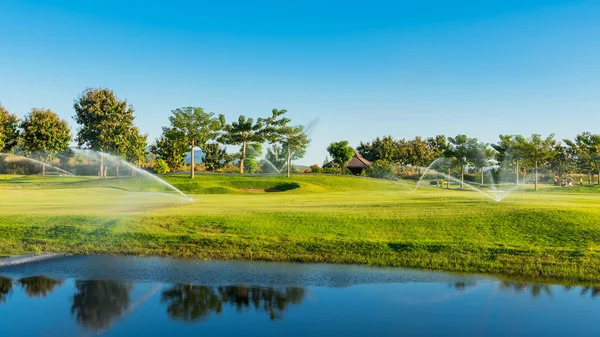 Bewässerung im Golfplatz — Stockfoto