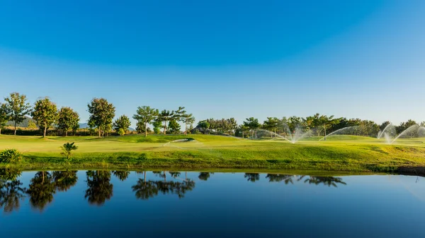 Innaffiatura nel campo da golf Foto Stock