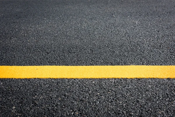 Linha amarela na nova estrada — Fotografia de Stock