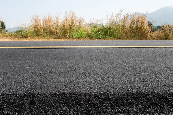 Linha amarela na nova estrada — Fotografia de Stock