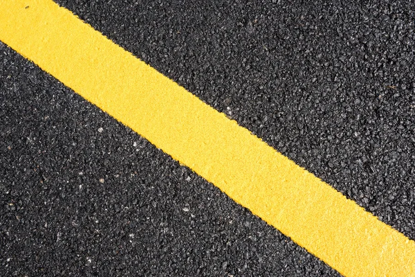 Linha amarela na nova estrada — Fotografia de Stock