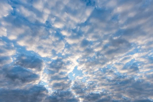 Molnig himmel full av djup grå moln — Stockfoto