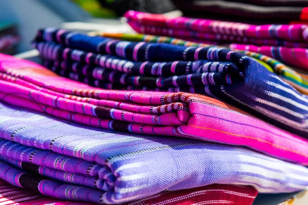 Farbenfrohe thailändische Seidenverarbeitung mit Silbergürtel — Stockfoto