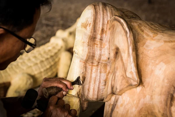 Artisanat traditionnel sculptant le bois — Photo