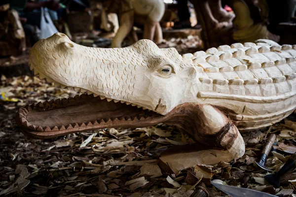 Artesãos tradicionais esculpir madeira — Fotografia de Stock