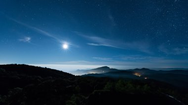 Gece ay gökyüzünde yıldız ile peyzaj