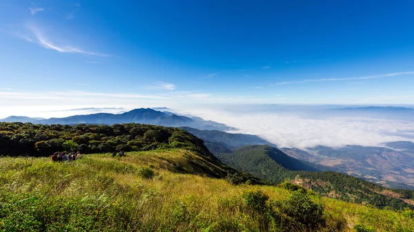 Fog over the mountain and tourist, Doi Inthanon national park th — Stock Photo, Image