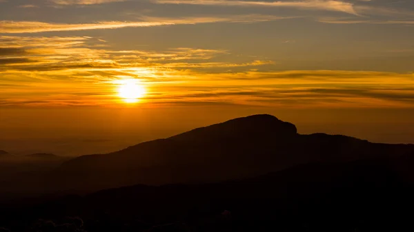 Sonnenaufgang über den Bergen bei doi inthanon chiang mai, Thailand — Stockfoto