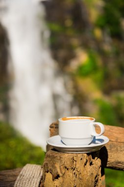 kahve fincanı şelale arka plan ile