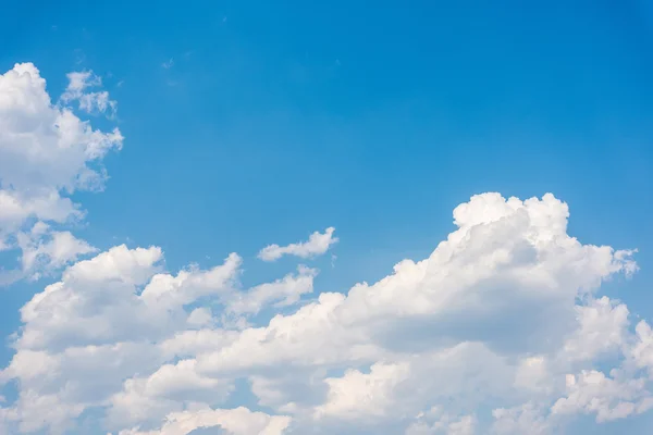 青い空に雲が — ストック写真