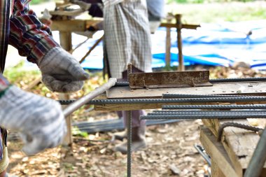 İnşaat işçileri için çelik bükme kullanın.