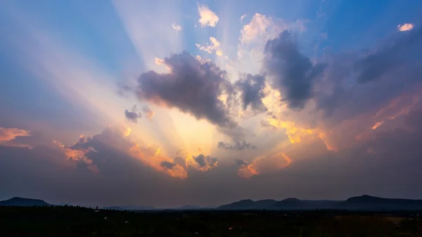 Colorido atardecer sobre las colinas de montaña — Foto de Stock