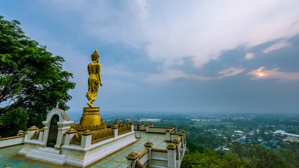 Βούδα, στέκεται πάνω σε ένα βουνό wat phra αυτό khao noi, nan provin — Φωτογραφία Αρχείου