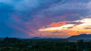 Dağ tepelerinde renkli günbatımı