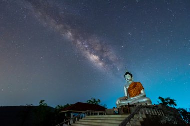 Buda heykeli Samanyolu arka planda Tayland