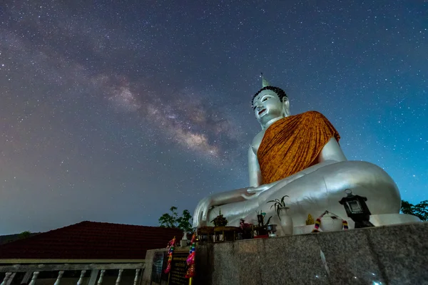 タイで天の川の背景に仏像 — ストック写真