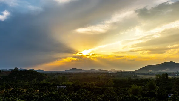 Colorido atardecer sobre las colinas de montaña —  Fotos de Stock