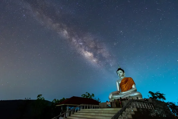 Buddha-Statue auf dem Hintergrund der Milchstraße in Thailand lizenzfreie Stockfotos