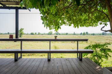 Ağacın altında bir bar