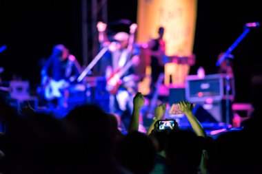 hayranları bir konser sırasında tezahürat bir kalabalığın siluetleri