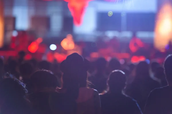 Silhuetas de uma multidão de torcedores durante um concerto ao vivo — Fotografia de Stock