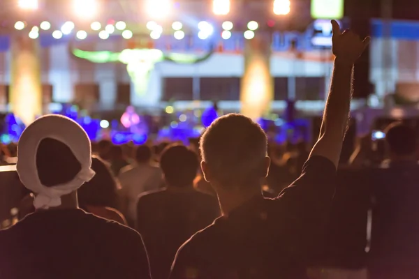 Silhuetas de uma multidão de torcedores durante um concerto ao vivo — Fotografia de Stock