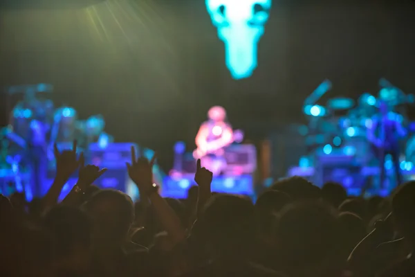 Silhuetas de uma multidão de torcedores durante um concerto ao vivo — Fotografia de Stock