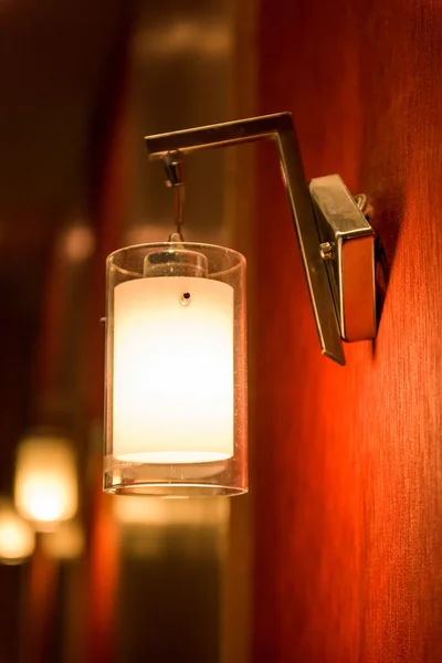 De lampen zijn gemonteerd op de houten muur. — Stockfoto
