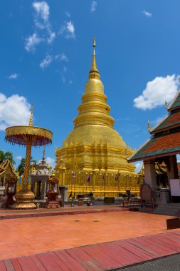 Wat Phra ki Hariphunchai: Lamphun ili, Th mavi gökyüzü ile