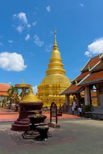 Wat Phra That Hariphunchai with blue sky in Lamphun Province, Th — Stock Photo, Image