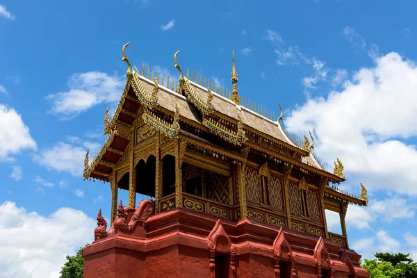 Wat Phra Que Hariphunchai con cielo azul en la provincia de Lamphun, Th — Foto de Stock