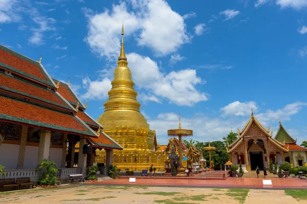 Wat Phra że Hariphunchai z niebieski niebo w Lamphun prowincji, Th — Zdjęcie stockowe