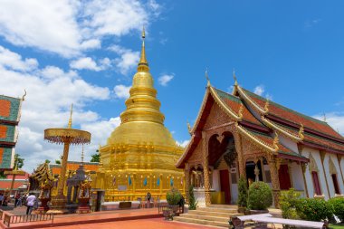 Wat Phra ki Hariphunchai: Lamphun ili, Th mavi gökyüzü ile