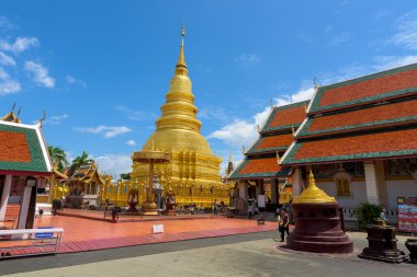 Lamphun 30 Haziran, wat, Buda saygı ödemek için bir turist 