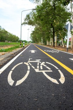 asfalt üzerinde bisiklet yol levhası. 