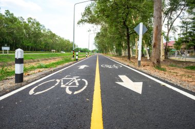 asfalt üzerinde bisiklet yol levhası. 