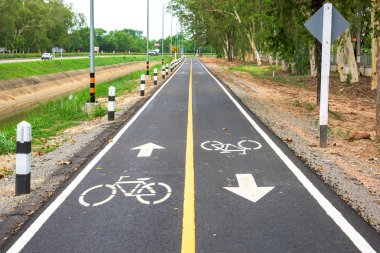 asfalt üzerinde bisiklet yol levhası. 