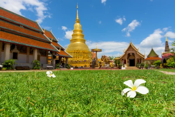 Wat Phra que Hariphunchai avec ciel bleu dans la province de Lamphun, Th — Photo