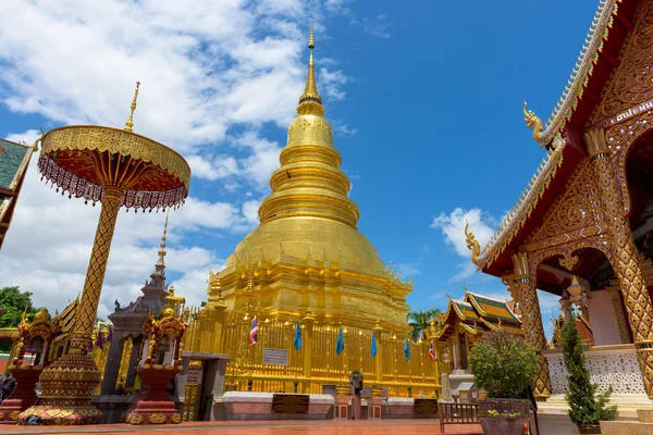 Wat Phra ki Hariphunchai: Lamphun ili, Th mavi gökyüzü ile