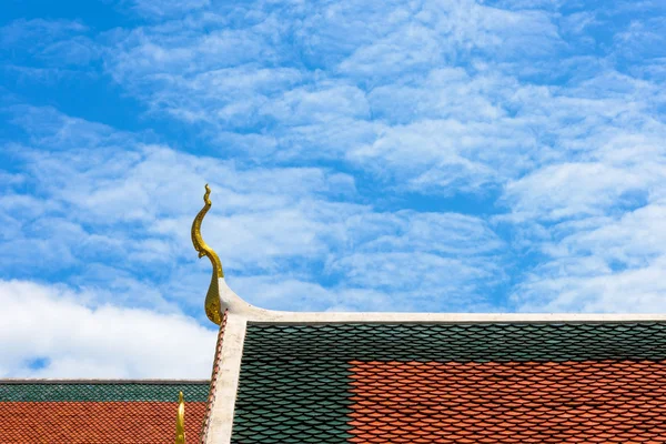 Wat Phra dat Hariphunchai met blauwe hemel in Lamphun provincie, Th — Stockfoto